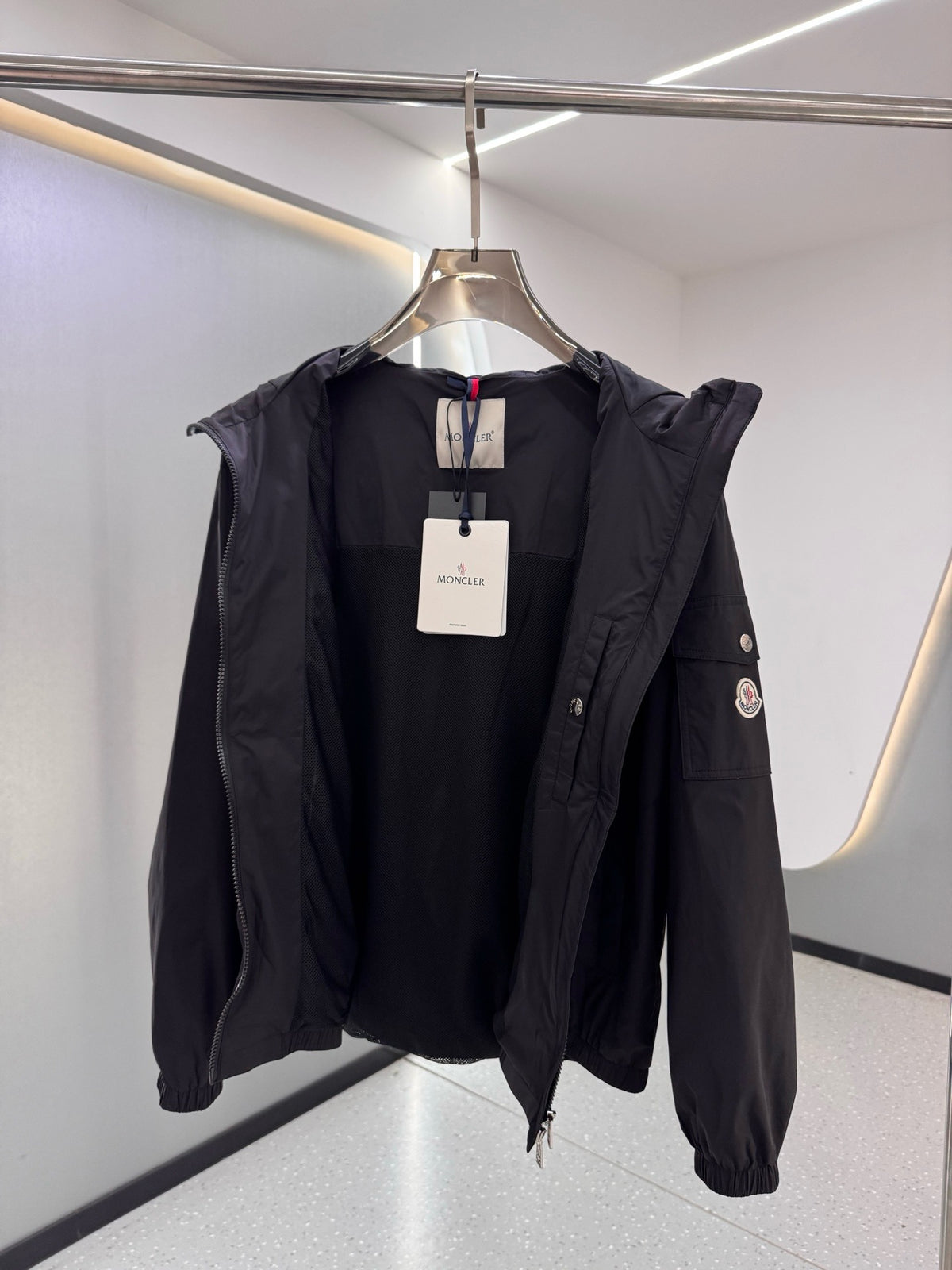 Veste légère noire à capuche pour homme