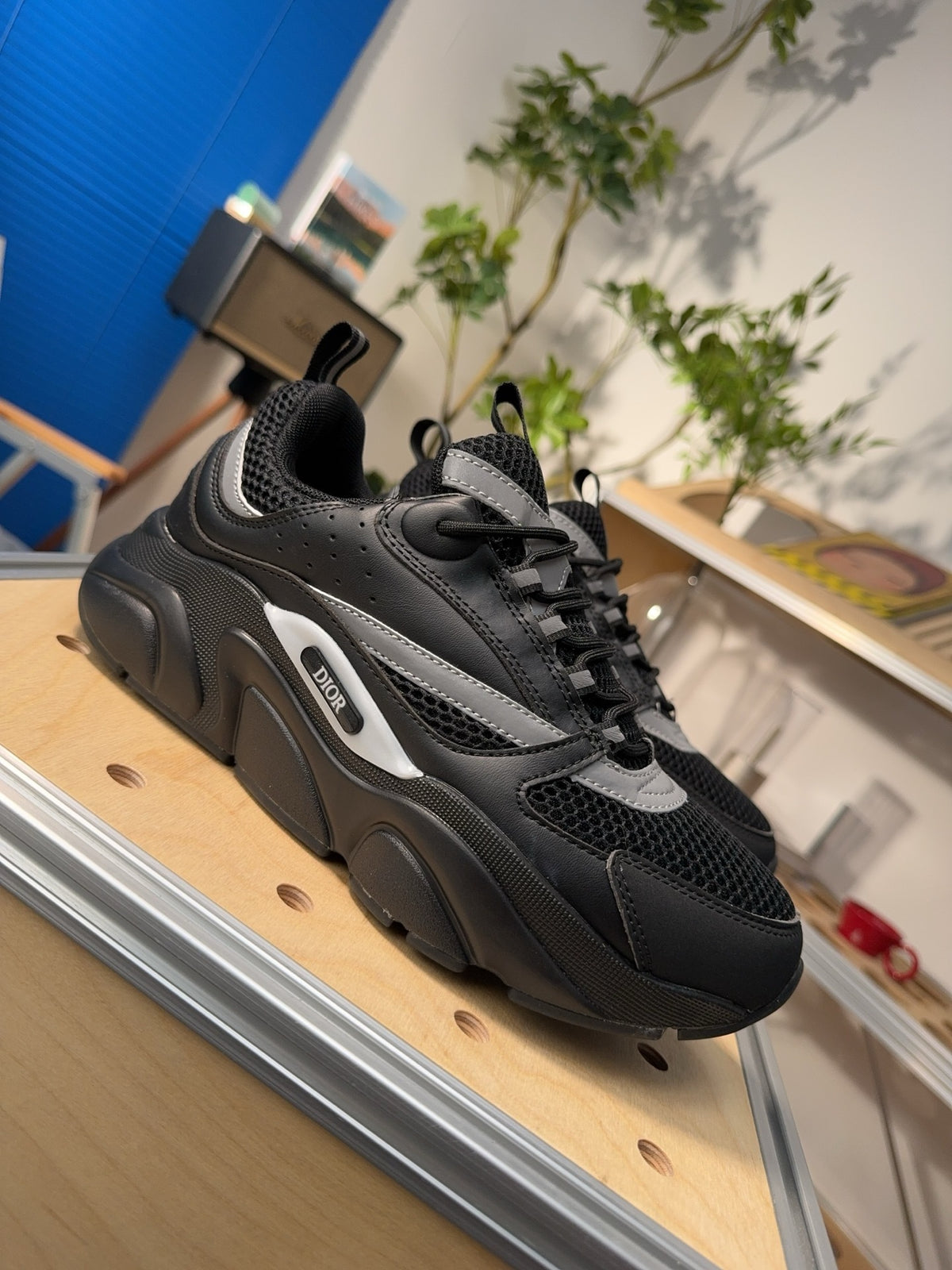 Baskets noires à semelle épaisse et détails gris pour homme