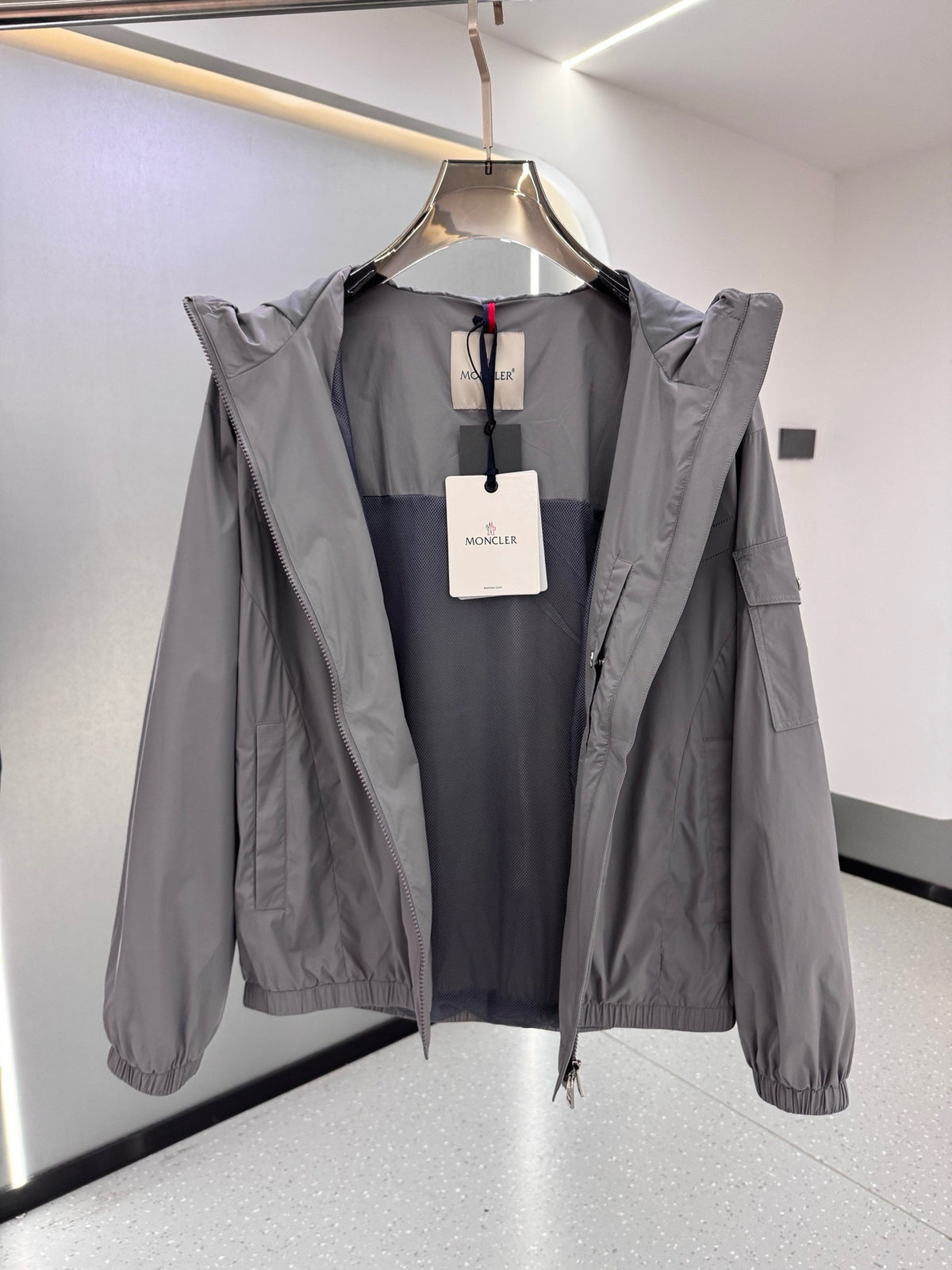 Veste légère grise à capuche pour homme