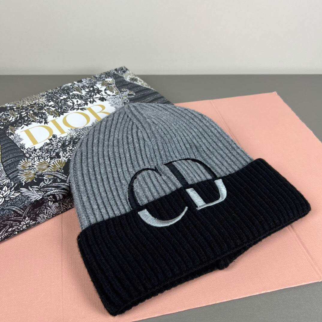 Bonnet gris et noir à logo