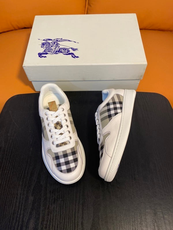 Baskets blanches à détails carreaux pour homme