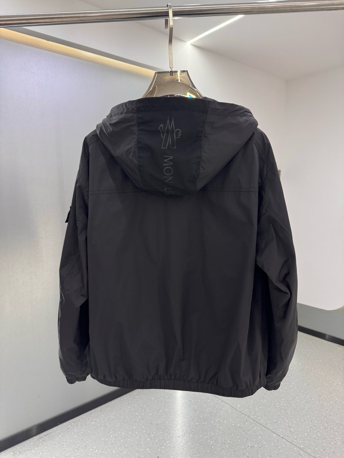Veste légère noire à capuche pour homme