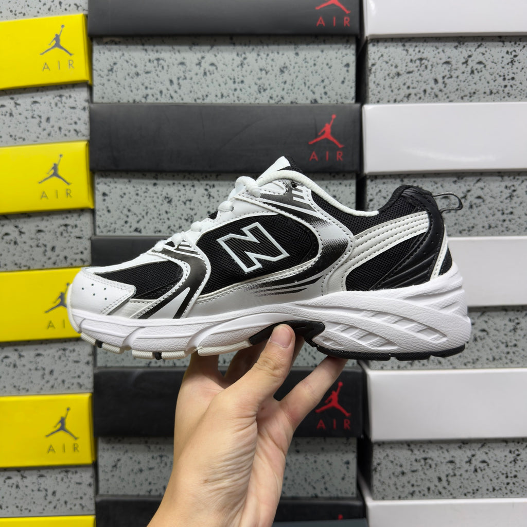 Baskets running blanches et noires pour homme