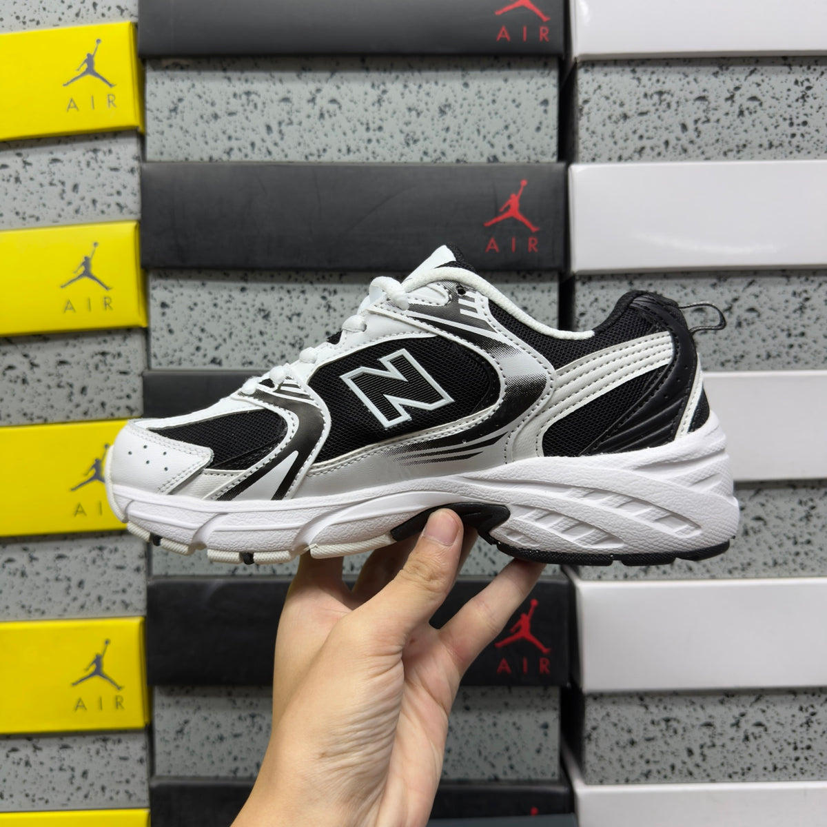 Baskets running blanches et noires pour homme