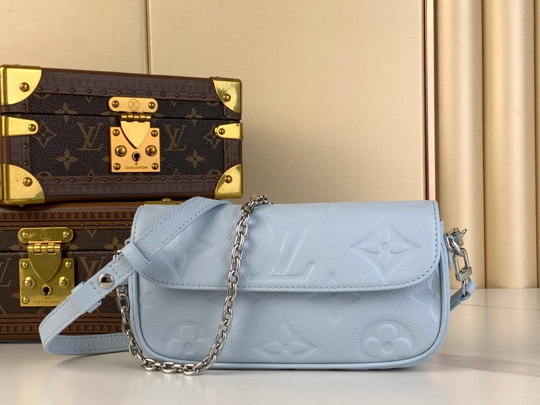 Sac baguette bleu ciel pour femme