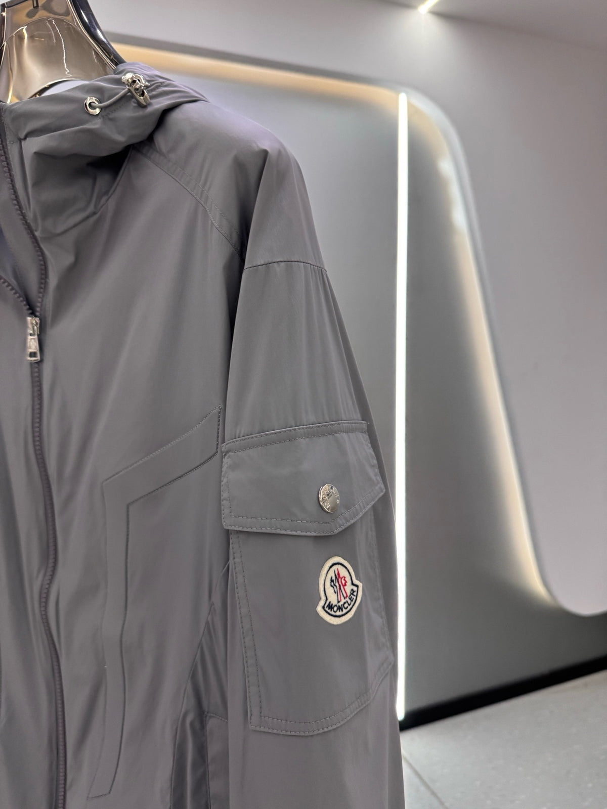 Veste légère grise à capuche pour homme