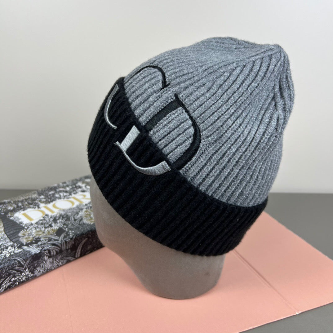 Bonnet gris et noir à logo