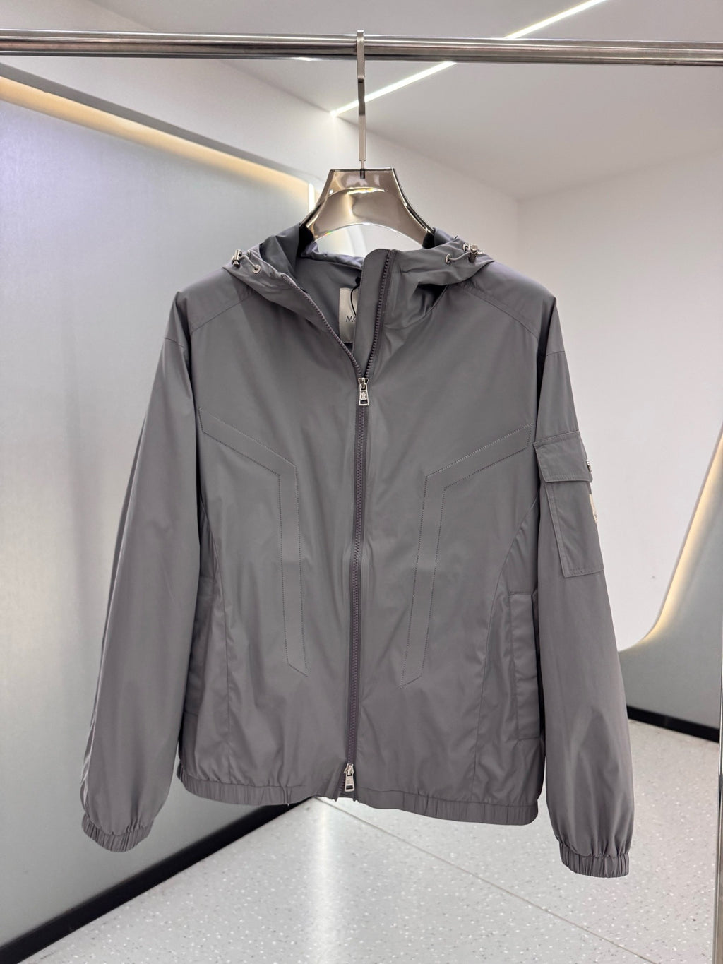 Veste légère grise à capuche pour homme