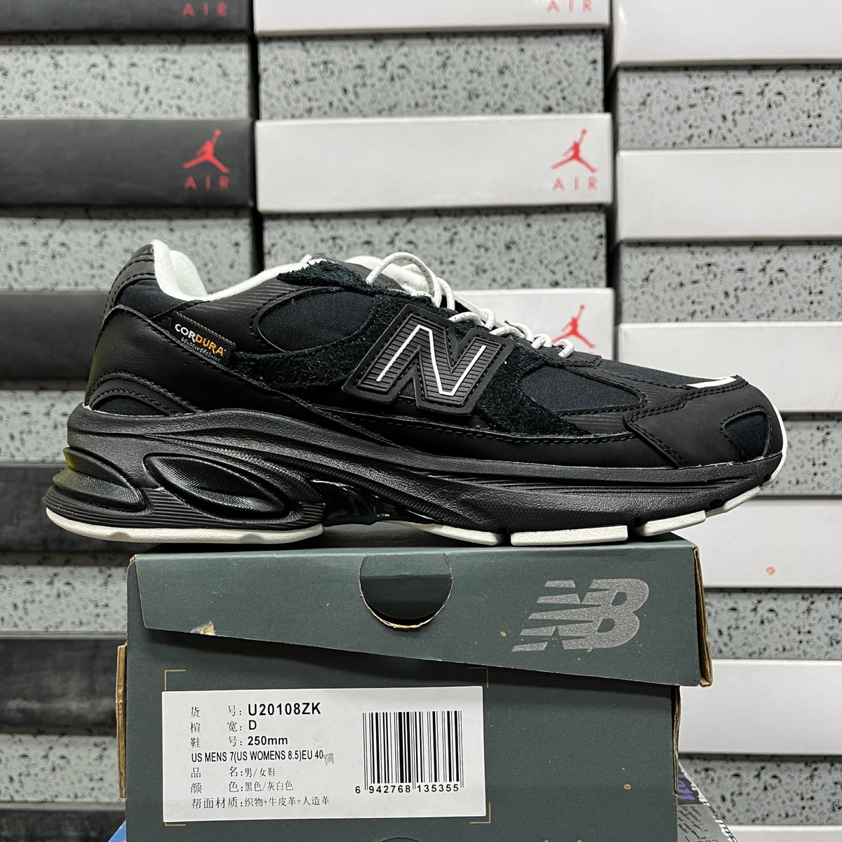 Baskets crème et noires à semelle épaisse pour homme