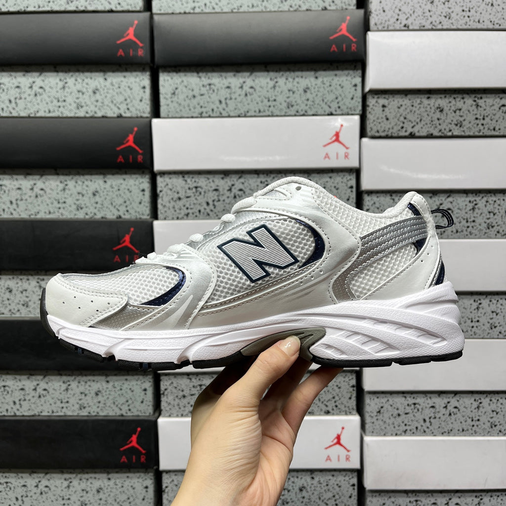 Baskets running argentées et blanches pour homme