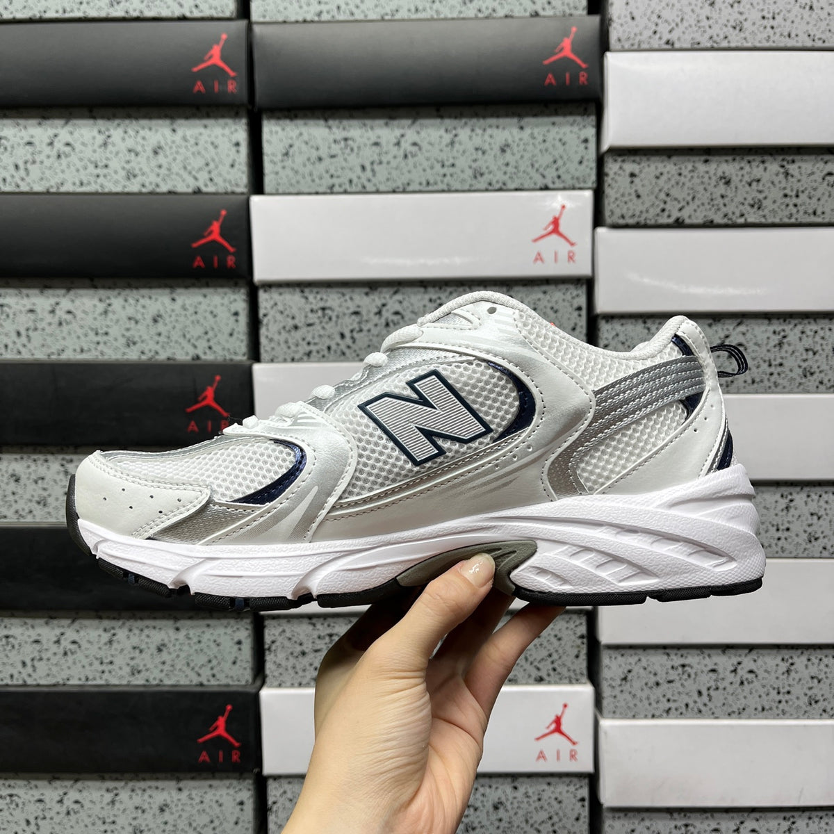 Baskets running argentées et blanches pour homme